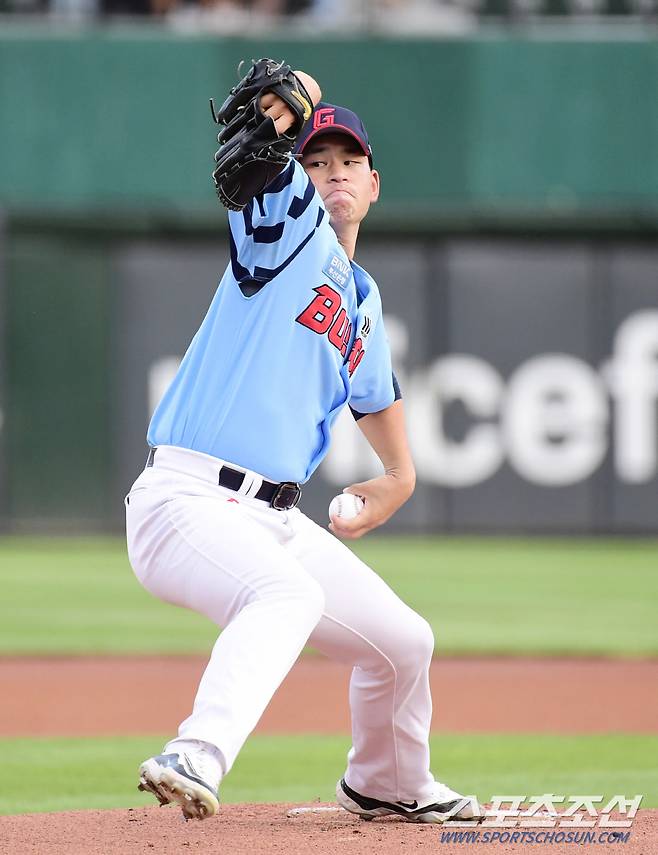 18일 부산 사직야구장에서 열린 롯데와 LG의 경기. 선발 투구하고 있는 롯데 김진욱. 부산=송정헌 기자songs@sportschosun.com/2024.09.18/