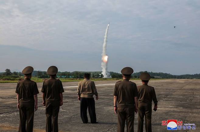 북한이 고중량 재래식 탄두를 장착한 신형 단거리 탄도미사일(SRBM) 시험발사에 성공했다고 19일 밝혔다. [이미지출처=연합뉴스]