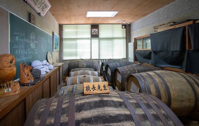 폐교를 위스키 숙성창고로 사용하고 있는 일본 나가하마 증류소. 사진은 교장실 모습. /김지호 기자
