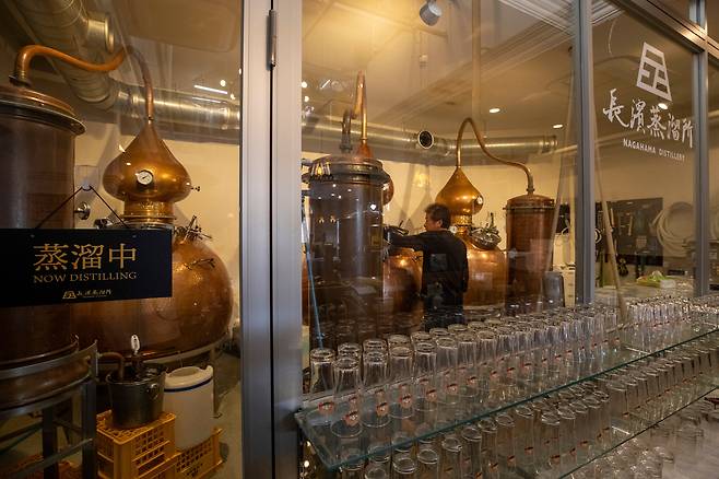 포르투갈 ‘호가’사에서 제작한 3개의 아담하고 작은 알렘빅 증류기. 연간 수천만 리터를 뽑아내는 대형 증류소와 달리 이들이 한 해 뽑아낼 수 있는 증류액은 약 8만 리터. /김지호 기자