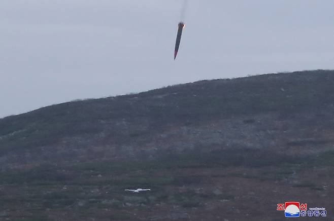 북한이 고중량 재래식 탄두를 장착한 신형 단거리탄도미사일(SRBM) 시험 발사에 성공했다고 19일 밝혔다. 북한 미사일총국은 전날 "신형전술탄도미사일 '화성포-11다-4.5' 시험 발사와 개량형전략순항미사일 시험 발사를 성공적으로 진행했다고 조선중앙통신이 이날 보도했다./조선중앙통신 연합뉴스