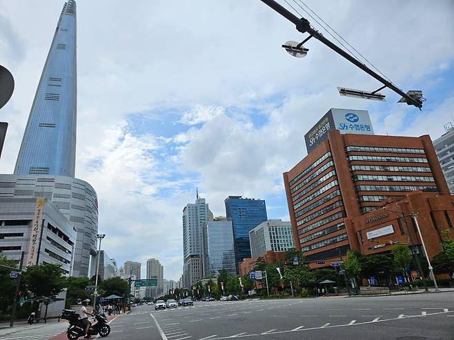 송파구청사거리에서 본 잠실역 일대. 시그니엘이 있는 송파구 랜드마크 롯데월드타워가 보인다. /백윤미 기자