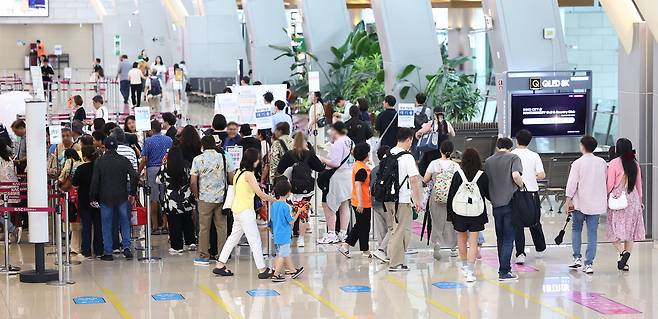 추석 연휴를 앞둔 12일 오전 서울 김포국제공항 국내선 청사에서 시민들이 비행기 탑승을 위해 줄을 서 있다. /연합뉴스