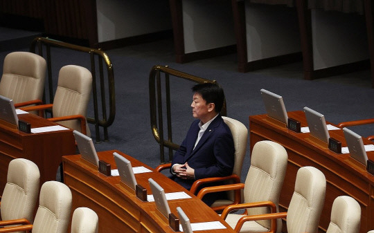 19일 국회 본회의에서 국민의힘 의원 중 유일하게 '채상병 특검법' 투표에 참여한 안철수 의원이 굳은 표정으로 자리에 앉아 있다. 연합뉴스