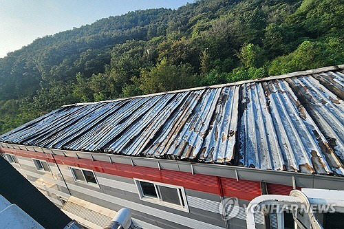 지난 8일 경기 파주시 광탄면의 한 창고 옥상으로 북한의 대남 쓰레기 풍선이 떨어지며 불이 나 인명 피해 없이 3시간 만에 진화됐다. 사진은 화재 현장의 모습.    [경기북부소방재난본부 제공]