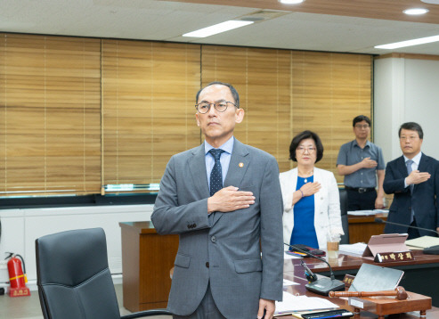 고학수 개인정보보호위원장이 지난 11일 정부서울청사에서 개최된 2024년 제15회 위원회 전체회의에서 국민의례를 하고 있다. 개인정보보호위원회 제공