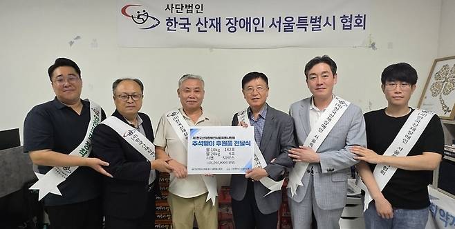 (사진 왼쪽부터)도병두 금천구의회의원, 정오균 한국주택가구협동조합 이사, 홍은기 한국산재장애인 서울특별시협회장, 조영표 금천호암노인종합복지관 관장, 김성준 서울특별시의회의원, 홍준 자원봉사자가 후원품 전달 기념촬영을 했다.