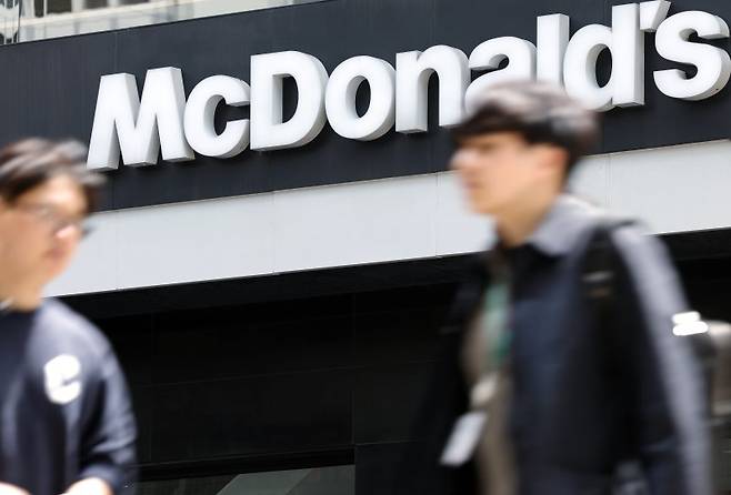 서울 시내의 한 맥도날드 매장 앞으로 시민들이 지나고 있다.  뉴스1