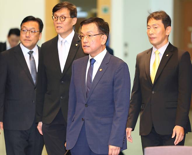 이창용 한국은행 총재 등 경제수장들이 19일 오전 서울 서초구 서울지방조달청 별관에서 열린 미국 FOMC 주요 결과 및 국제금융시장 동향 관련 거시경제금융회의에 참석하고 있다. 왼쪽부터 김병환 금융위원장, 이 총재, 최상목 부총리 겸 기획재정부 장관, 이복현 금융감독원장. 연합뉴스