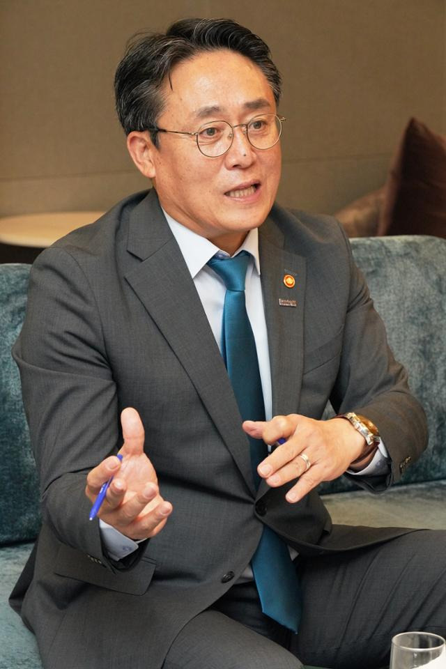 강도형 해양수산부 장관이 지난 9일 부산 파라다이스 호텔에서 한국일보와 인터뷰하고 있다. 해수부 제공