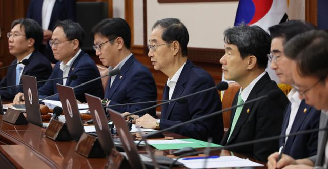 한덕수 국무총리가 19일 서울 종로구 정부서울청사에서 열린 국무회의에서 발언하고 있다. 연합뉴스