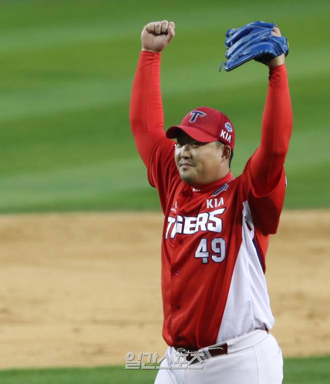 2017 프로야구 KBO리그 포스트시즌 한국시리즈 4차전 두산-KIA경기가 29일 오후 잠실야구장에서 열렸다. KIA 마무리 김세현이 5-1로 승리를 매조지한 뒤 포수 한승택과 환호하고 있다. 잠실=정시종 기자/2017.10.29./