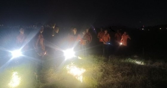 추석 연휴에 연날리기를 하다 실종된 80대 노인이 14시간 만에 숨진 채 발견됐다. 사진은 실종자 수색을 벌이는 소방대원들. [사진=경기도소방재난본부]