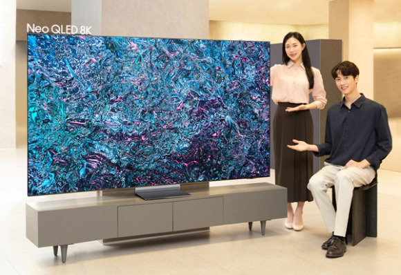 삼성전자 모델이 '네오 QLED 8K' 제품을 소개하고 있는 모습. [사진=삼성전자]