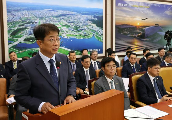 박상우 국토교통부 장관이 8월 21일 오전 서울 여의도 국회에서 열린 국토교통위원회 전체회의에서 전세사기피해자 지원 및 주거안정에 관한 특별법 일부개정법률안이 통과된 뒤 발언을 하고 있다. 해당 법안은 전세사기 특별법 개정안 9건을 반영한 대안으로, 8월 28일 국회 본회의에서 최종 통과되었다. 뉴시스