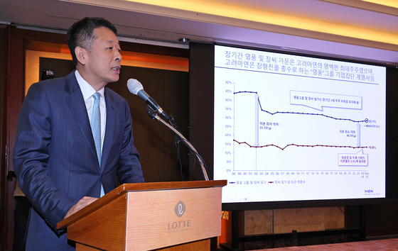 MBK Partners Vice Chairman Kim Kwang-il speaks at a press conference in Seoul on Thursday. [NEWS1]