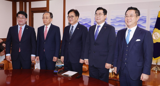 국민의힘 추경호 원내대표와 더불어민주당 박찬대 원내대표 등이 19일 우원식 국회의장(가운데) 주재로 의장실에서 만나 카메라 앞에서 포즈를 취하고 있다. 왼쪽부터 국민의힘 배준영 원내수석부대표, 추 원내대표, 우 의장, 더불어민주당 박 원내대표, 박 원내수석부대표. 연합뉴스