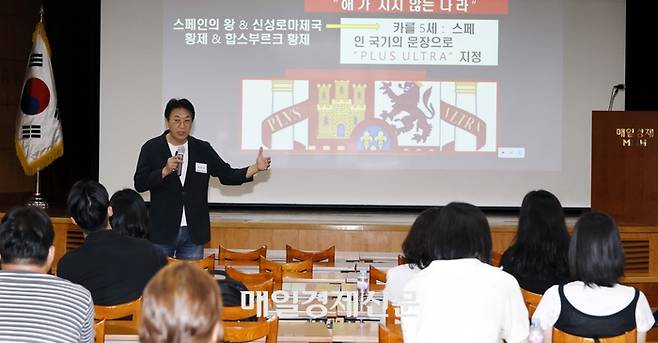 제4기 농식품 인공지능(AI) 아카데미 수료식에서 민승규 세종대 석좌교수가 특강을 하고 있다. [김호영기자]