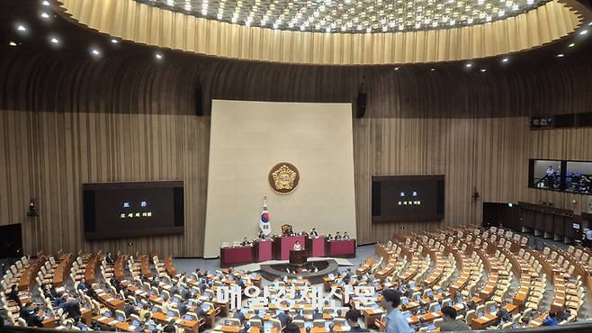 19일 오후 서울 여의도 국회 본회의장에서 국민의힘 의원들의 불참 속에 본회의가 이뤄지고 있다. [이상현 기자]