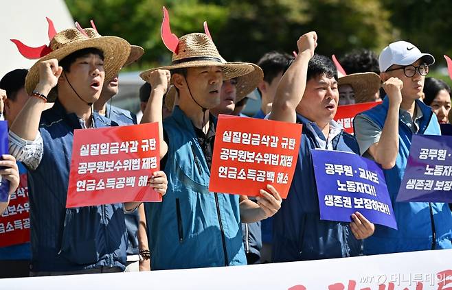 공무원·교원 생존권 쟁취 공동투쟁위원회가 28일 오전 광주 서구 광주시청 앞에서 열린 기자회견에서 정부의 공무원보수위원회법 제정 촉구와 공무원 실질임금 삭감 등을 규탄하고 있다.  /사진=뉴시스