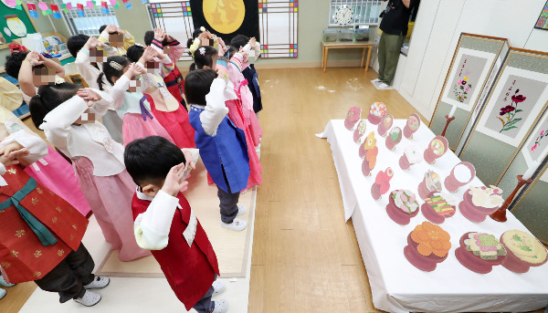 이커머스 플랫폼 쿠팡에서 추석 당일 일일 아르바이트를 한 누리꾼이 아이에게 한복을 입힌 뒤 바로 반품한 소비자들을 두고 게시글을 올려 화제다. 사진은 지난 10일 부산 한 어린이집에서 명절 예절을 배우는 모습으로 기사와 무관함. /사진=뉴스1