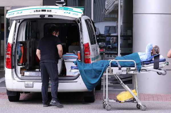 추석 연휴에 계단에서 떨어진 50대 남성이 병원 70곳으로부터 이송을 거부당해 2시간 30여분 만에 병원으로 옮겨졌다. 사진은 서울 한 대학병원 응급실 앞에서 환자가 이송되는 모습으로 기사와 무관함. /사진=뉴스1