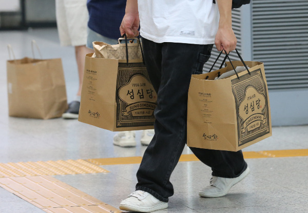 대전 명물로 자리잡은 빵집 '성심당'이 월 수수료가 대폭 인하함에 따라 대전역에서 계속 운영할 가능성이 커졌다. 사진은 추석 연휴를 맞아 성심당에서 빵을 구입해 귀성길에 오른 시민의 모습. /사진=뉴스1