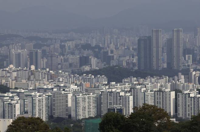 미국 연방준비제도(Fed·연준)가 '빅컷'(기준금리 0.5%포인트 인하)을 단행한 가운데 국내 부동산가격과 가계부채 과열 우려가 당분간 지속될 전망이다. 사진은 19일 서울 남산에서 바라본 아파트 단지 모습. /사진=뉴시스