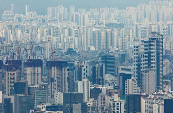 미국 연방준비제도(Fed·연준)가 '빅컷'(기준금리 0.5%포인트 인하)을 단행했다. 사진은 19일 오후 서울 도심 아파트 단지의 모습. /사진=뉴스1