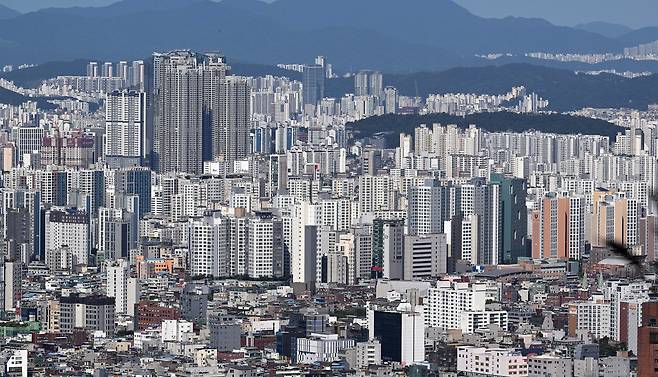 3일 오후 남산에서 바라본 성북구 지역의 아파트 모습. 이상섭 기자