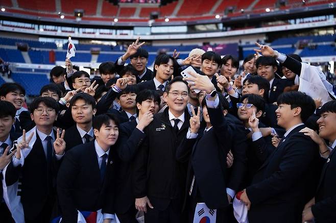 [서울=뉴시스] 조수정 기자 = 이재용 삼성전자 회장이 15일(현지시각) 프랑스 리옹  그루파마스타디움에서 열린 국제기능올림픽 폐회식에 참석, 국가대표 선수단과 셀피를 촬영하고 있다. (사진=삼성전자 제공) 2024.09.18. photo@newsis.com *재판매 및 DB 금지