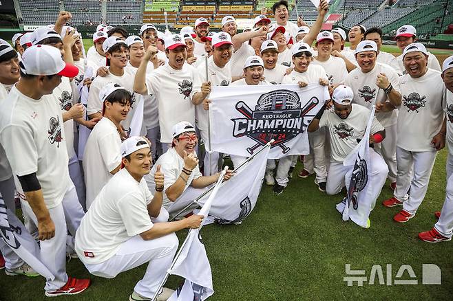 [인천=뉴시스] 정병혁 기자 = 7년 만에 정규시즌 1위를 차지한 KIA 타이거즈 선수들이 17일 인천 미추홀구 SSG랜더스필드에서 열린 2024 KBO리그 정규시즌 우승 세리머니에서  기념사진을 찍고 있다. 2024.09.17. jhope@newsis.com