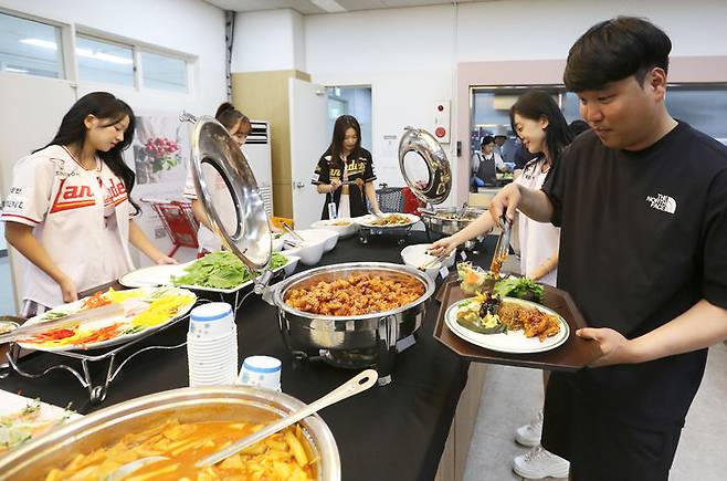 [서울=뉴시스] SSG 랜더스의 추신수가 구단 관계자에게 감사의 뜻을 담아 식사를 제공했다. (사진 = SSG 랜더스 제공) *재판매 및 DB 금지