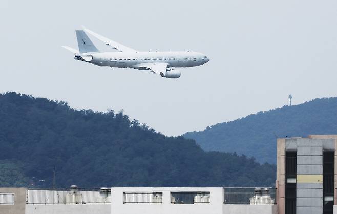 9일 오전 경기도 성남시 서울공항 인근 상공에서 다목적 공중급유 수송기 시그너스가 국군의날 예행연습을 하고 있다. 연합뉴스