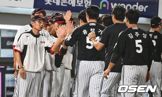 [OSEN=부산, 이석우 기자] 18일 부산 사직야구장에서 2024 신한 SOL 뱅크 KBO 리그 롯데 자이언츠와 LG 트윈스의 경기가 열렸다. 홈팀 롯데는 김진욱이 선발 출전하고 LG는 임찬규가 선발 출전했다.LG 트윈스 염경엽 감독이 롯데 자이언츠에 5-3으로 역전승하고 축하 하이파이브를 하고 있다. 2024.09.18 / foto0307@osen.co.kr