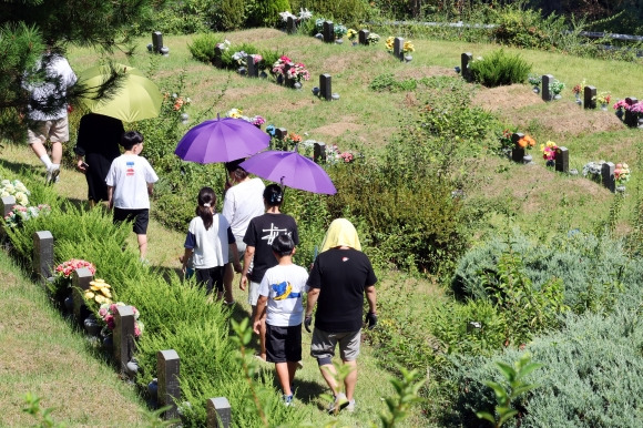 성묘로 보내는 추석 - 추석인 17일 낮 광주 북구 영락공원묘지에서 성묘객들이 성묘를 마친 뒤 이동하고 있다. 2024.9.17 연합뉴스