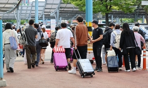 다시 일상으로 - 추석 연휴 마지막 날인 18일 오전 인천 중구 인천항 연안여객터미널에 도착한 시민들이 이동하고 있다. 2024.9.18 연합뉴스