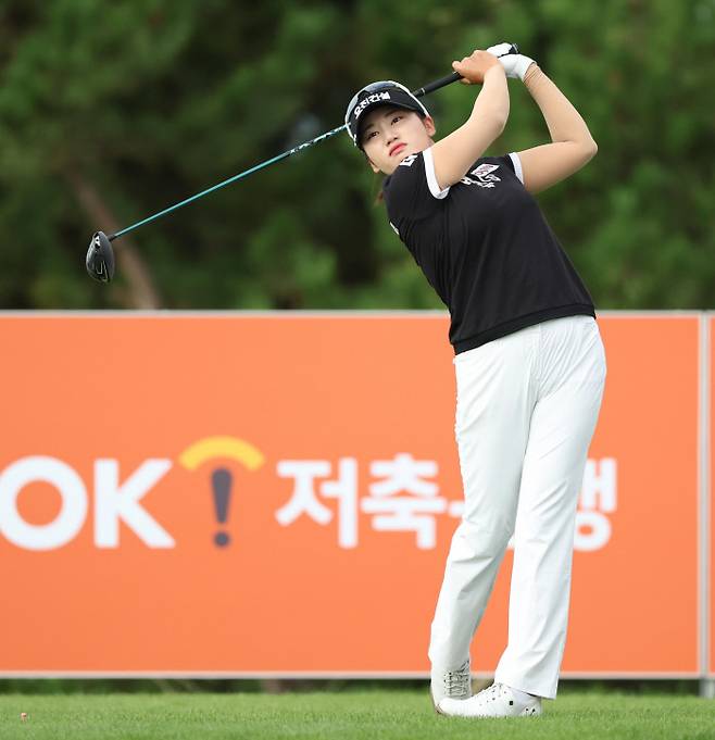 노승희가 20일부터 경기도 파주 서원밸리CC에서 열리는 KLPGA 투어 대보하우스디 오픈에서 2주 연속 우승, 시즌 3승을 노린다. 노승희가 지난주 OK저축은행 읏맨오픈에서 티샷을 하고 있다. KLPGA 제공