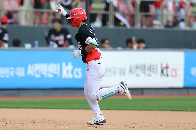 ▲ KIA 김도영이 16일 수원 KT위즈파크에서 열린 2024 신한 SOL뱅크 KBO 리그 KT와의 경기에서 9회초 중월 3점홈런을 터뜨리고 세리머니를 펼치고 있다. ⓒKIA 타이거즈