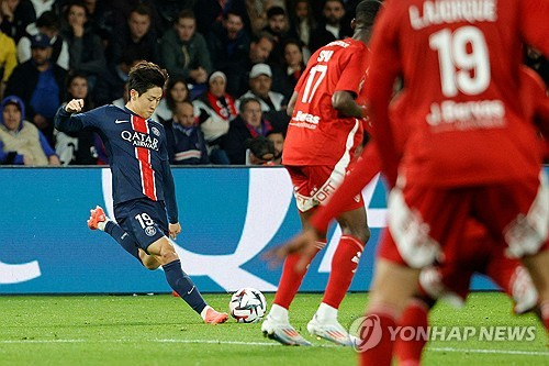 파리 생제르맹(PSG) 팬들도 루이스 엔리케 감독이 이강인을 선발로 기용하길 원하고 있다. 시즌 초반부터 두 경기 연속 득점을 몰아쳤던 이강인이 지로나FC를 상대한 이번 시즌 PSG의 첫 번째 유럽축구연맹(UEFA) 챔피언스리그 경기에서도 교체 출전해 좋은 퍼포먼스를 선보이자 이강인을 주전으로 써야 한다는 PSG 팬들의 생각은 더욱 확고해졌다. 사진 연합뉴스