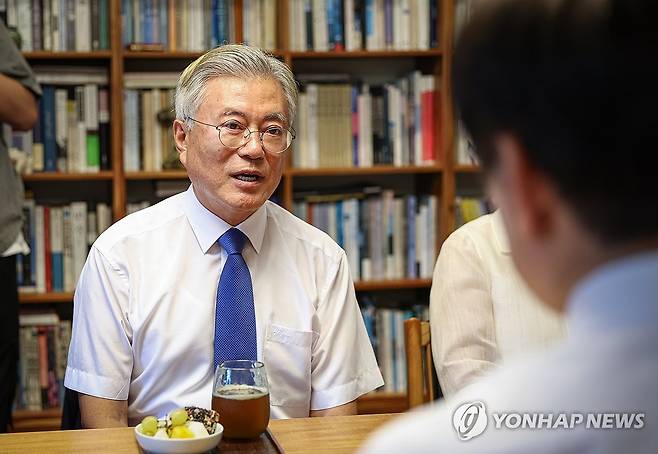 이재명 대표와 대화하는 문재인 전 대통령 (서울=연합뉴스) 문재인 전 대통령이 8일 오후 경남 양산 평산마을 사저를 방문한 더불어민주당 이재명 대표와 대화하고 있다. 2024.9.8 [더불어민주당 제공. 재판매 및 DB 금지] utzza@yna.co.kr