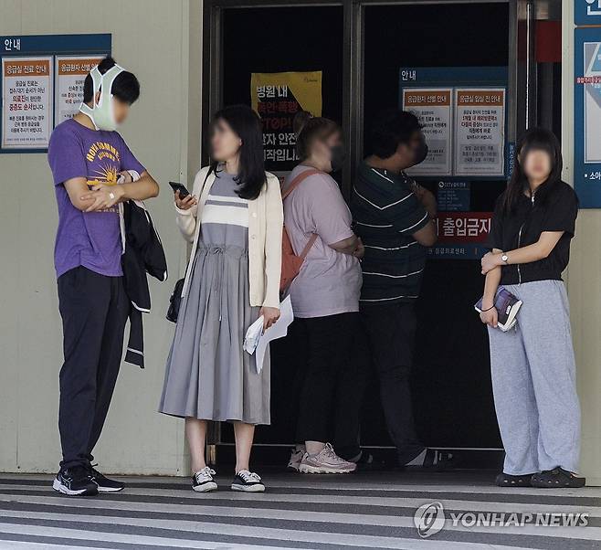 대형 병원 응급의료센터에서 대기 중인 시민들 (서울=연합뉴스) 황광모 기자 = 추석인 17일 오후 서울의 한 대형병원 응급의료센터 앞에서 시민들이 진료하기 위해 대기하고 있다. 2024.9.17 hkmpooh@yna.co.kr