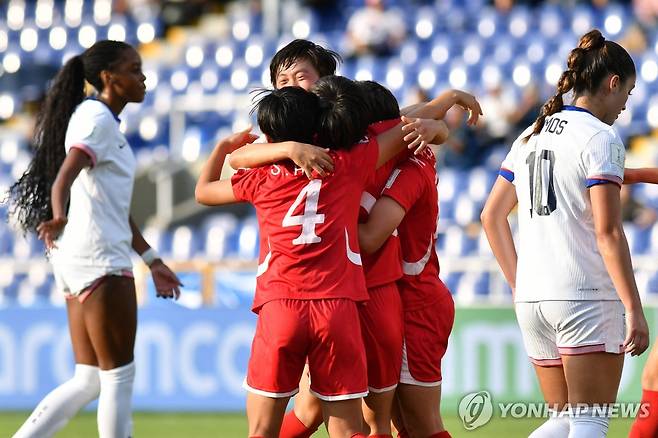 골세리머니를 펼치는 북한 선수들 [AFP=연합뉴스]