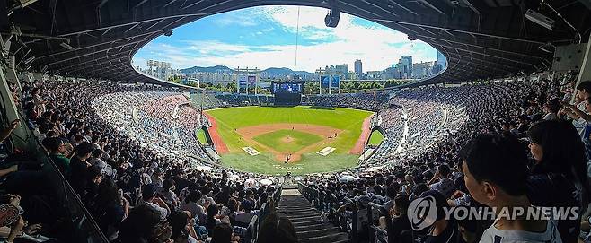 프로야구 천만 관중 돌파 (서울=연합뉴스) 서대연 기자 = 16일 오후 서울 잠실야구장에서 열린 프로야구 KBO리그 키움 히어로즈와 두산 베어스의 경기에서 관중들이 응원전을 펼치고 있다.
    KBO리그는 전날 누적 1천2만758명으로 사상 첫 1천만 관중을 돌파했다. 2024.9.16 dwise@yna.co.kr