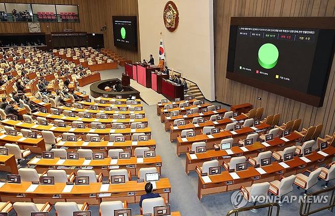 '김건희 특검법' 본회의 통과...여당 불참 (서울=연합뉴스) 김주성 기자 = 19일 오후 서울 여의도 국회에서 열린 본회의에서 '김건희 여사 특검법'이 야당 단독으로 통과되고 있다. 2024.9.19 utzza@yna.co.kr