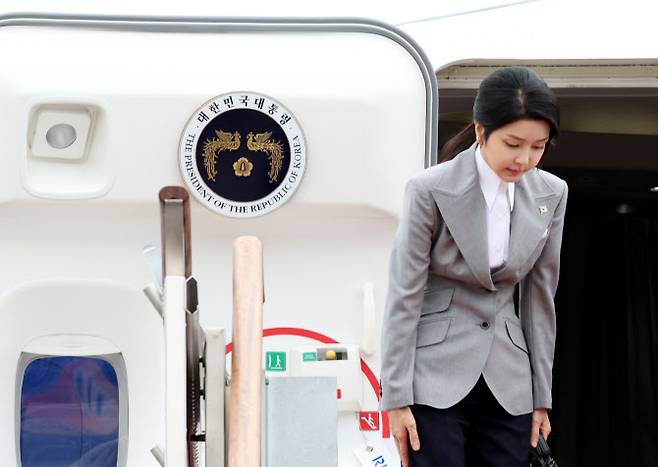 김건희 여사가 19일 성남 서울공항에서 윤석열 대통령의 체코 공식 방문에 동행하며 대통령 전용기인 공군 1호기에 올라 인사하고 있다. (사진=연합뉴스)