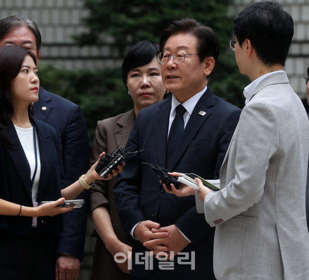 이재명 더불어민주당 대표가 20일 서울 서초구 서울중앙지법에서 열린 공직선거법 위반 1심 결심 공판에 출석하며 취재진 질문에 답하고 있다. (사진=김태형 기자)