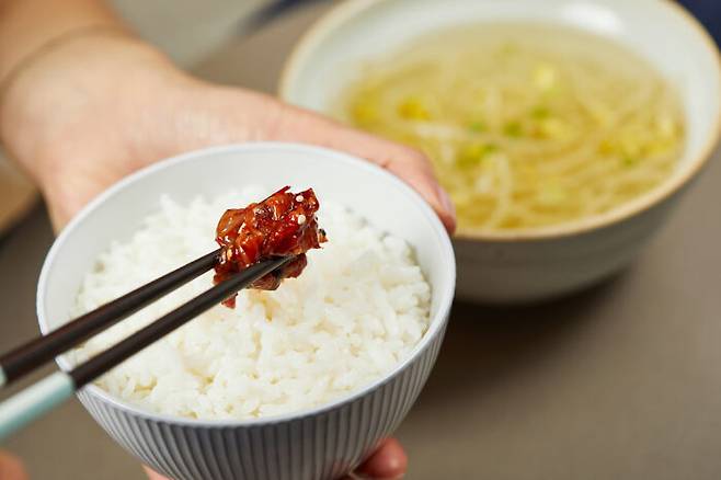 매일 밥에 김치만 먹지 말고 칼슘 보강을 위해 우유, 요구르트, 뼈째 먹는 생선 등을 자주 먹는 게 좋다. [사진=클립아트코리아]