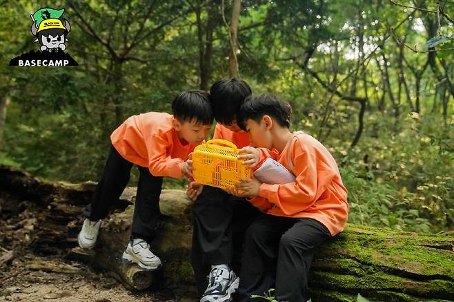 블랙야크 키즈는 23일부터 공식 홈페이지를 통해 서울 도심에서 숲을 탐험할 수 있는 '키즈 베이스캠프 아카데미' 참가자를 모집한다.(블랙야크키즈제공)