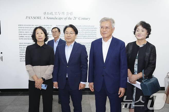 문재인 전 대통령이 19일 오전 광주 북구 용봉동 비엔날레 전시관을 찾아 전시작품을 둘러보고 있다.(광주시 제공)2024.9.19/뉴스1 ⓒ News1 박준배 기자